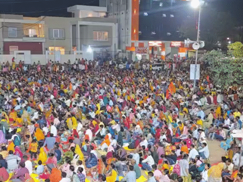 भक्तों से कहा कि अगर हनुमान जी तुम्हारे साथ हों तो कोई भी कुछ नहीं कर सकता।