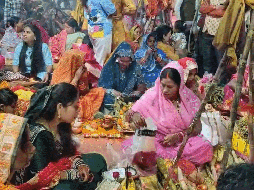 महिलाओं ने पूजा की तैयारी की।