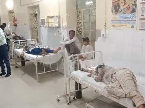 एसएमएस हॉस्पिटल डॉक्टर्स का कहना है कि बर्न यूनिट व दूसरे विभागों के डॉक्टर्स की टीम अलर्ट पर है और सभी घायलों को तुरंत एड्रेस किया गया है।