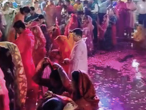 सूर्य को अर्घ्य देकर 36 घंटे का निर्जला व्रत पूर्ण हुआ।