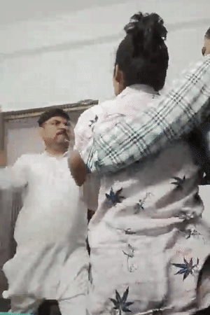 हमलावरों ने फ्लैट में घुसते ही युवती को थप्पड़ मारना शुरू कर दिया।