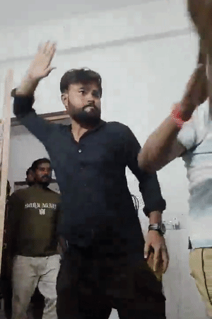 युवती को बचाने आए उसके भाई को भी जमकर पीटा।