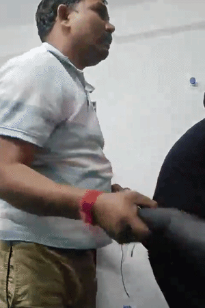 हमलावरों ने बेड पर रखे मॉस्किटो रॉकेट से भी भाई-बहन की पिटाई की।