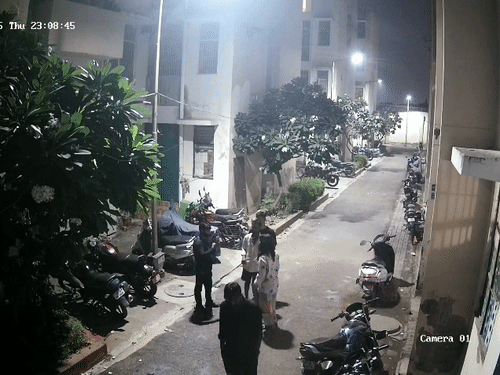 23 अक्टूबर को युवती शालू चौरसिया ने पार्किंग विवाद में गार्ड का मोबाइल पटककर तोड़ दिया था।