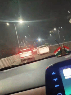 लखनऊ के शहीद पथ पर पुरानी रंजिश में बदमाशों ने युवक का कार से पीछा किया।