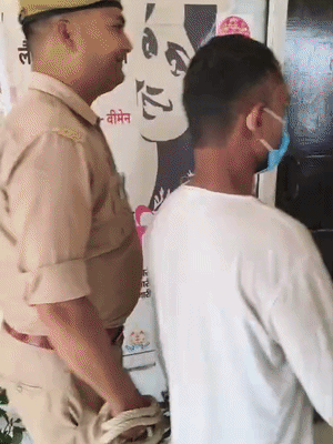 पुलिस ने पति की मौत के बाद पत्नी चांदनी (28) के चेहरे पर गम और माथे पर शिकन नहीं देखी।