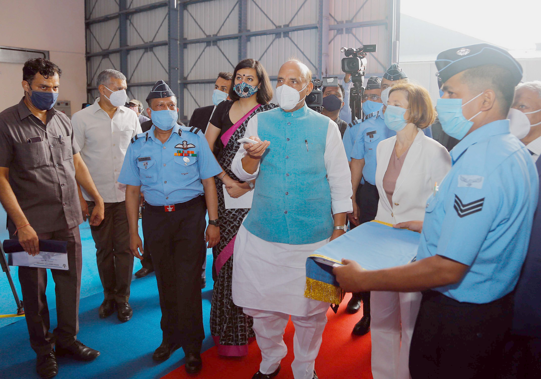 रक्षा मंत्री राजनाथ सिंह और फ्रांस की रक्षा मंत्री फ्लोरेंस पार्ली की उपस्थिति में 10 सितंबर, 2020 को अंबाला एयरबेस पर एक औपचारिक समारोह आयोजित किया गया। राजनाथ सिंह ने विमान का स्वागत किया। – फाइल फोटो
