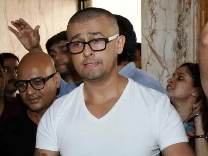 सोनू निगम ने अपने सेलिब्रिटी हेयर स्टाइलिस्ट आलिम हकीम से अपना सिर मुंडवा लिया।
