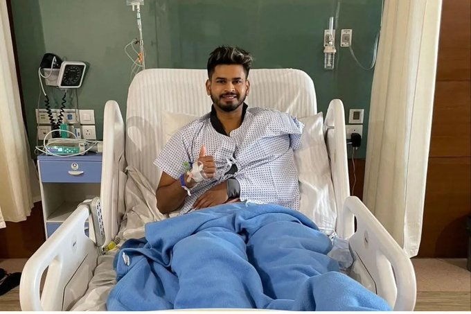 श्रेयस सिडनी के हॉस्पिटल में एडमिट हैं। अय्यर ने बिस्तर पर बैठे हुए थम्स अप करते हुए खुद को बेहतर बताया।