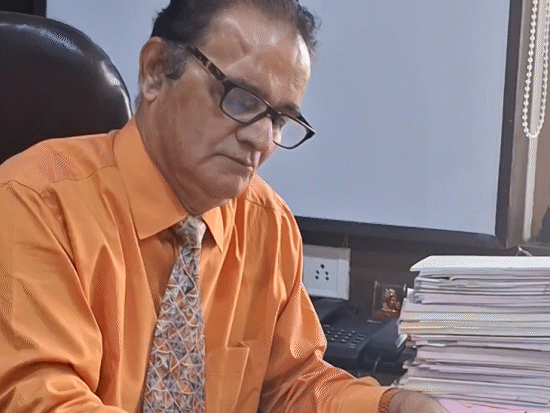 डॉ. कुलकर्णी लगातार मरीज देख रहे हैं।