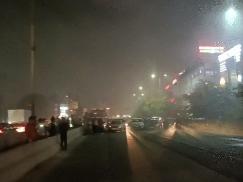 कार में आग लगने के बाद पुलिस ने ट्रैफिक रोक दिया था।