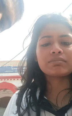 युवती थाने के बाहर खड़ी होकर वीडियो बनाते समय फूट-फूटकर रो रही है।