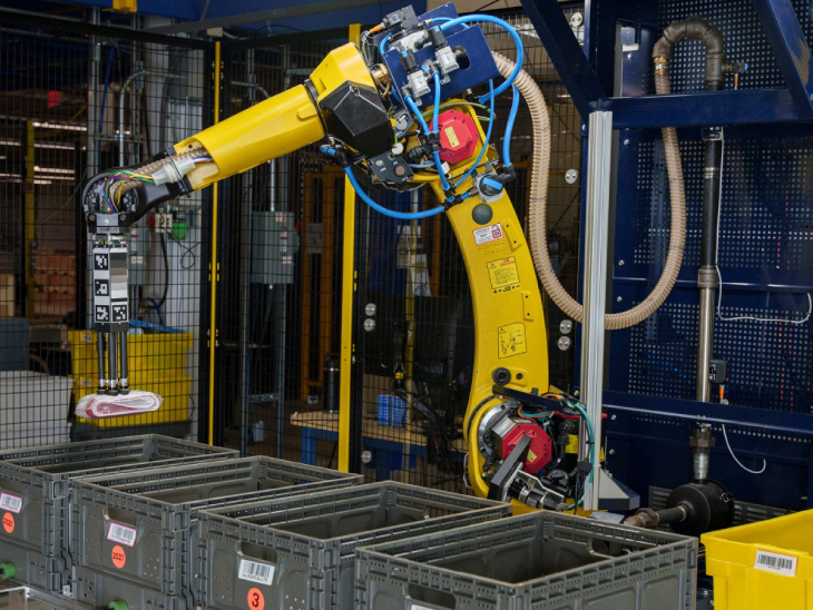 अमेजन का प्लान ऐसे वेयरहाउस बनाना है जहां कम इंसान काम करें।