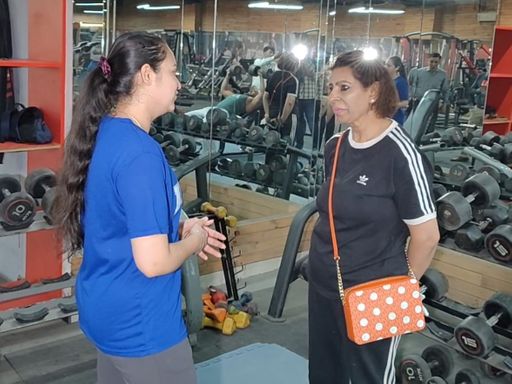 फरीदाबाद जिले के एक प्राइवेट जिम महिला से बात करतीं महिला आयोग की अध्यक्ष रेणू भाटिया।