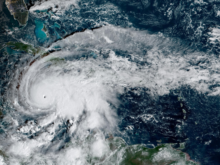 सैटेलाइट से ली गई इस तस्वीर में हरिकेन मेलिसा कैरिबियन सागर में जमैका और क्यूबा की ओर बढ़ रहा है।