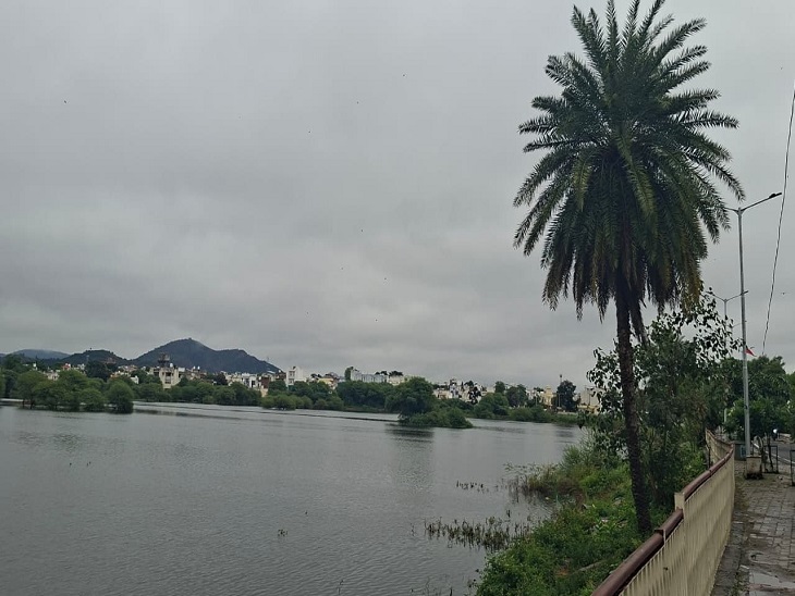 उदयपुर में बारिश के बीच आज सुबह रूपसागर तालाब के किनारे का नजारा। आसमान में बादल भी छाए हुए है।