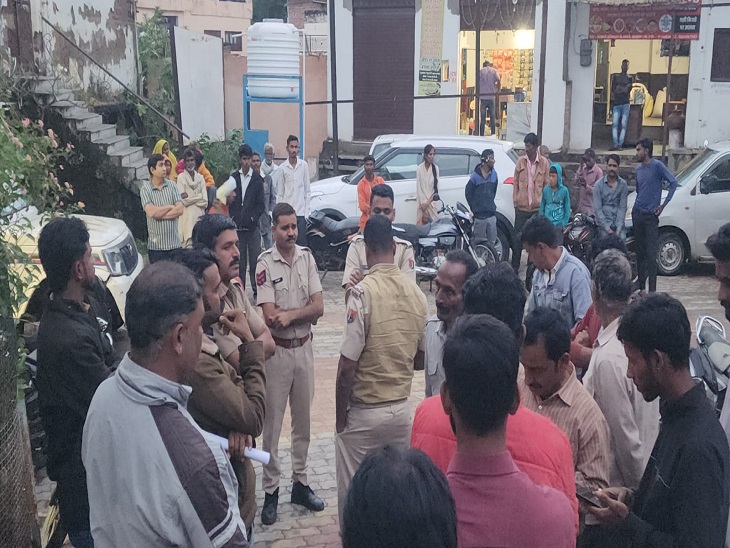 उदयपुर के झाड़ोल अस्पताल के बाहर जमा परिजन और पुलिस।