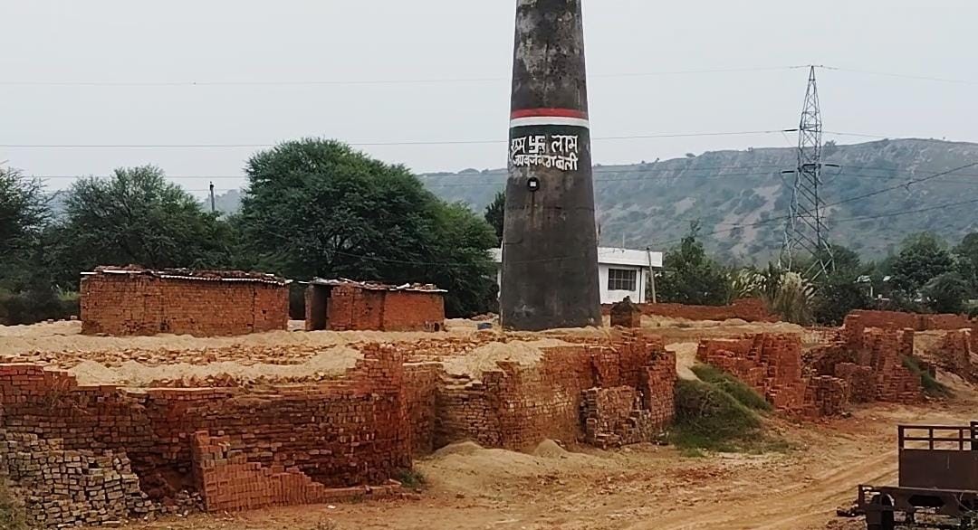 मजदूरों को इसी भट्‌टे तक जाना था। जहां हादसा हुआ, यहां से वह जगह महज 1 किलोमीटर दूर है।