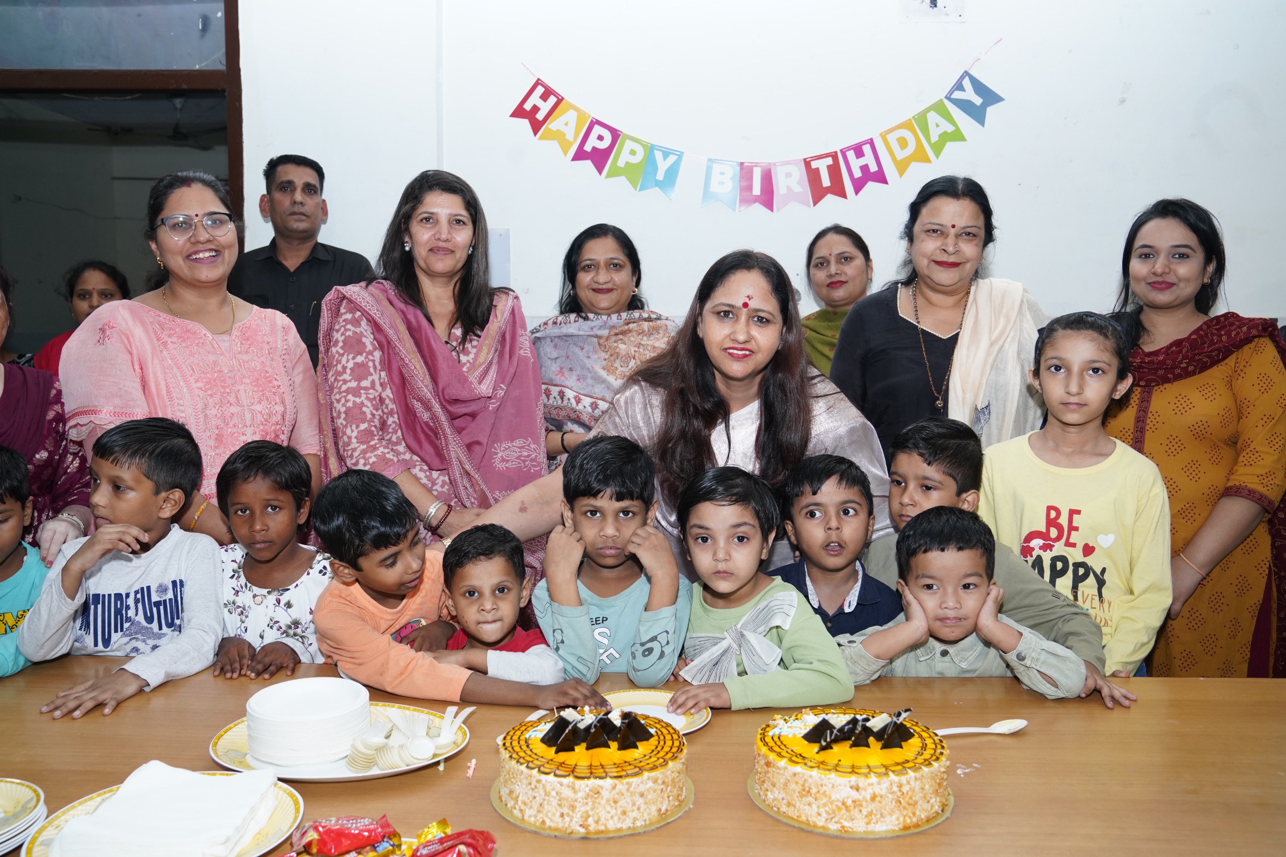 पंचकूला, शिशु गृह, सेक्टर-15 में बच्चों के साथ सीएम की पत्नी सुमन सैनी।