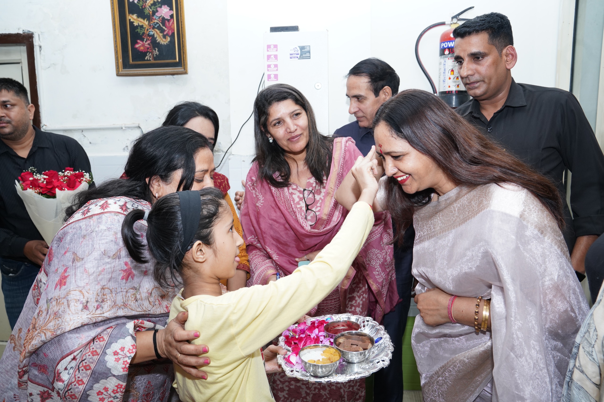 पंचकूला, शिशु गृह, सेक्टर-15 में सीएम की पत्नी सुमन सैनी को तिलक करते हुए बच्ची।