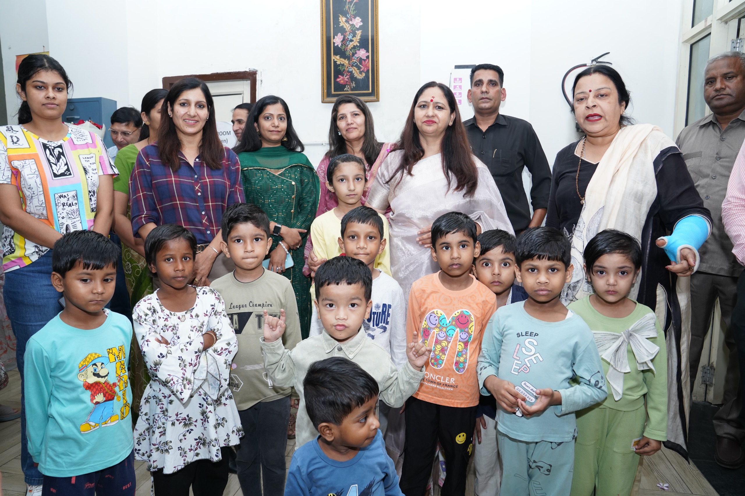 पंचकूला, शिशु गृह, सेक्टर-15 में बच्चों के साथ सीएम की पत्नी सुमन सैनी।