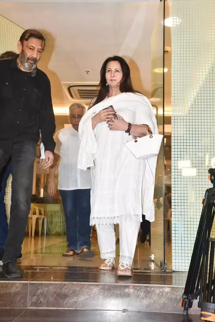 सतीश शाह यांच्या प्रार्थना सभेत सोनू निगम भावुक:  अभिनेत्याच्या पत्नीसमोर गाणे गायले, साराभाई Vs साराभाईचे टायटल सॉंग गुणगुणले