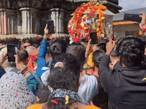 25 অক্টোবর কেদারনাথের পালকি ওমকারেশ্বর মন্দিরে পৌঁছেছিল, এ বছর প্রায় 17 লাখ 68 হাজার মানুষ কেদারনাথে পৌঁছেছিল।