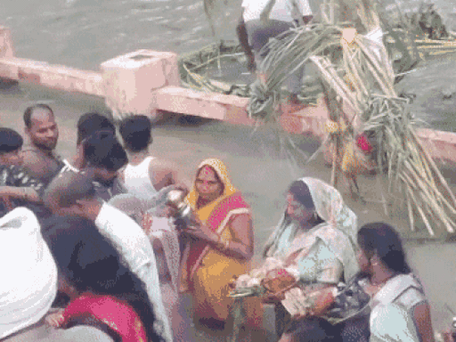 रोहतक की भालौठ सब ब्रांच नहर पर सूर्य को अर्घ्य देने के लिए पहुंची व्रती महिलाएं।