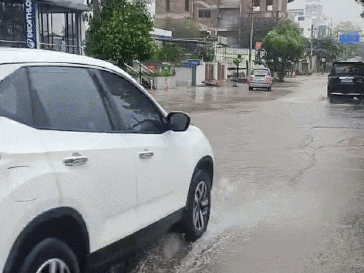 उदयपुर शहर के शोभागपुरा रोड पर सड़कों पर पानी भर गया।
