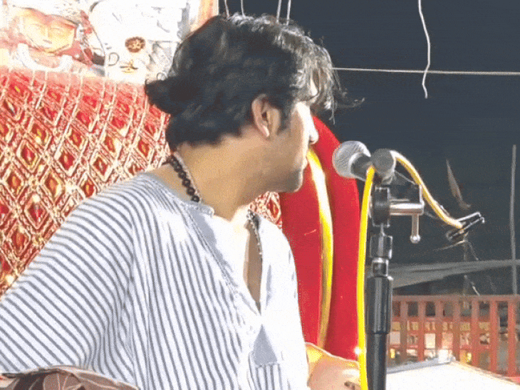 शास्त्री ने बताया कि टीमों को उनके फेक वीडियो बनाने के लिए पैसे मिलते हैं।