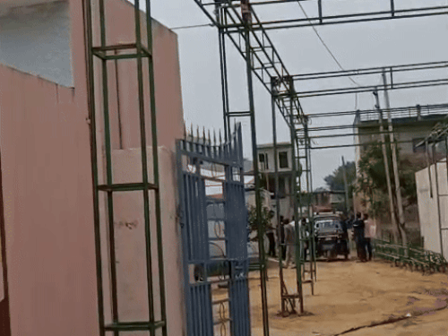 सुरेश सैनी के घर के मुख्य गेट पर तोरण द्वार के साथ टेंट लगाने की तैयारी चल रही थी।