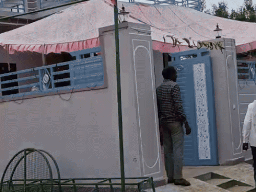 घर के बाहर आंगन में भी तंबू लगाया गया था।