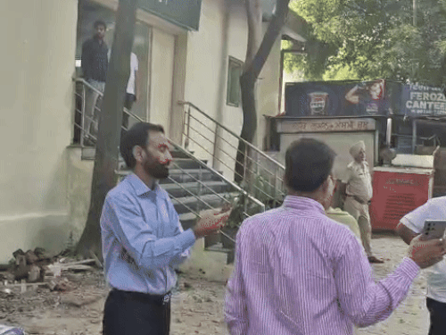 लुधियाना पुलिस के डीसीपी रुपिंदर व डीसीपी स्नेहदीप शर्मा कार्यक्रम स्थल पर सुरक्षा व्यवस्था की समीक्षा करते हु।