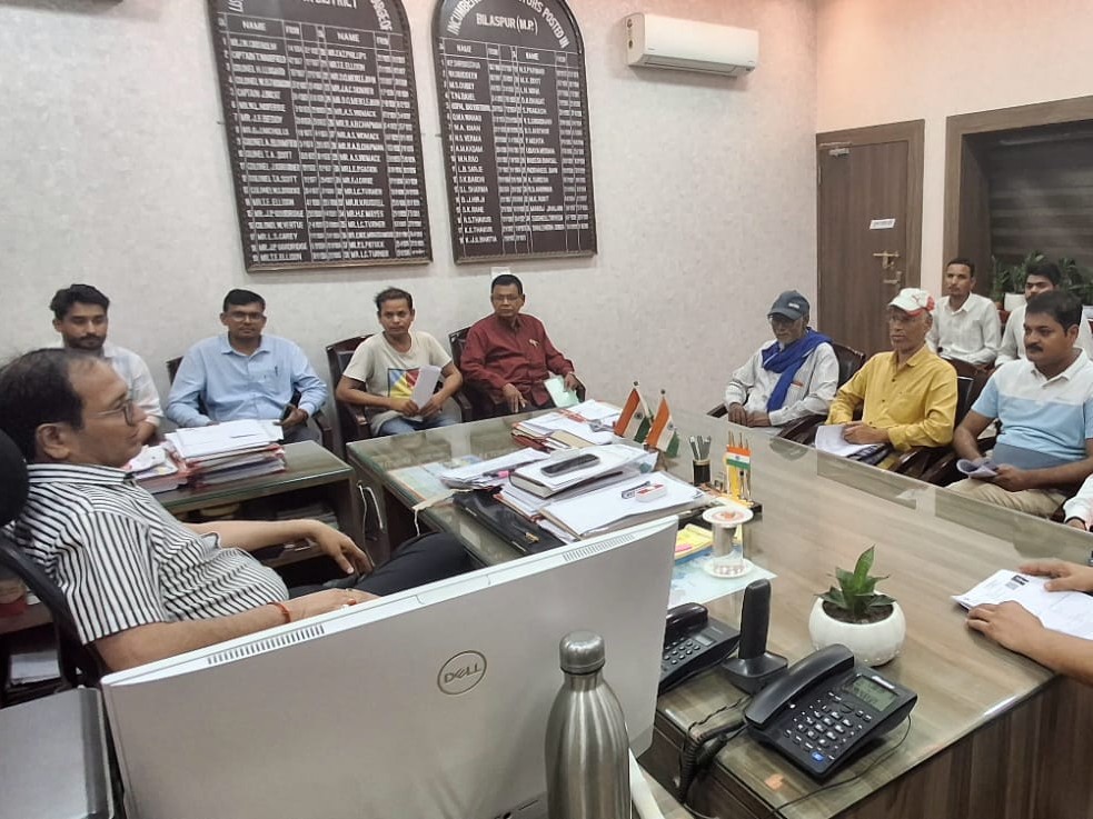 SIRs and BLOs will go door-to-door in Bilaspur from November 4. | बिलासपुर में 4 नवंबर से एसआईआर, बीएलओ घर-घर जाएंगे: निर्वाचन आयोग ने अफसरों को ऑनलाइन ट्रेनिंग दी, कलेक्टर ने बैठक ली - Bilaspur (Chhattisgarh) News 1 04895486 c65d 41cb bb42 39258726dae8 1761744671961