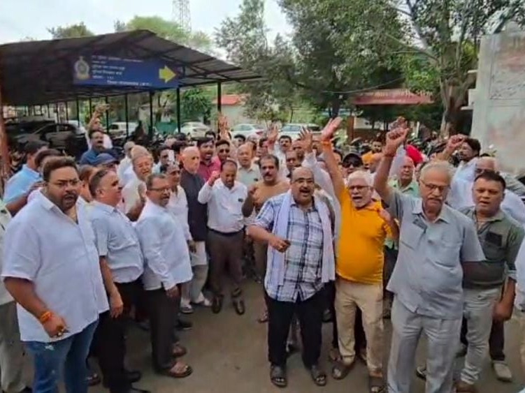 Anger of Aggarwal, Agrahari, Sindhi community on Amit Baghel | अग्रवाल, अग्रहरि, सिंधी समाज का अमित बघेल पर रोष: राजनांदगांव में गिरफ्तारी की मांग को लेकर एसपी कार्यालय में प्रदर्शन - Rajnandgaon News 1 07d2eb04 2964 4afa bda8 c016e99f1036 1761744479162