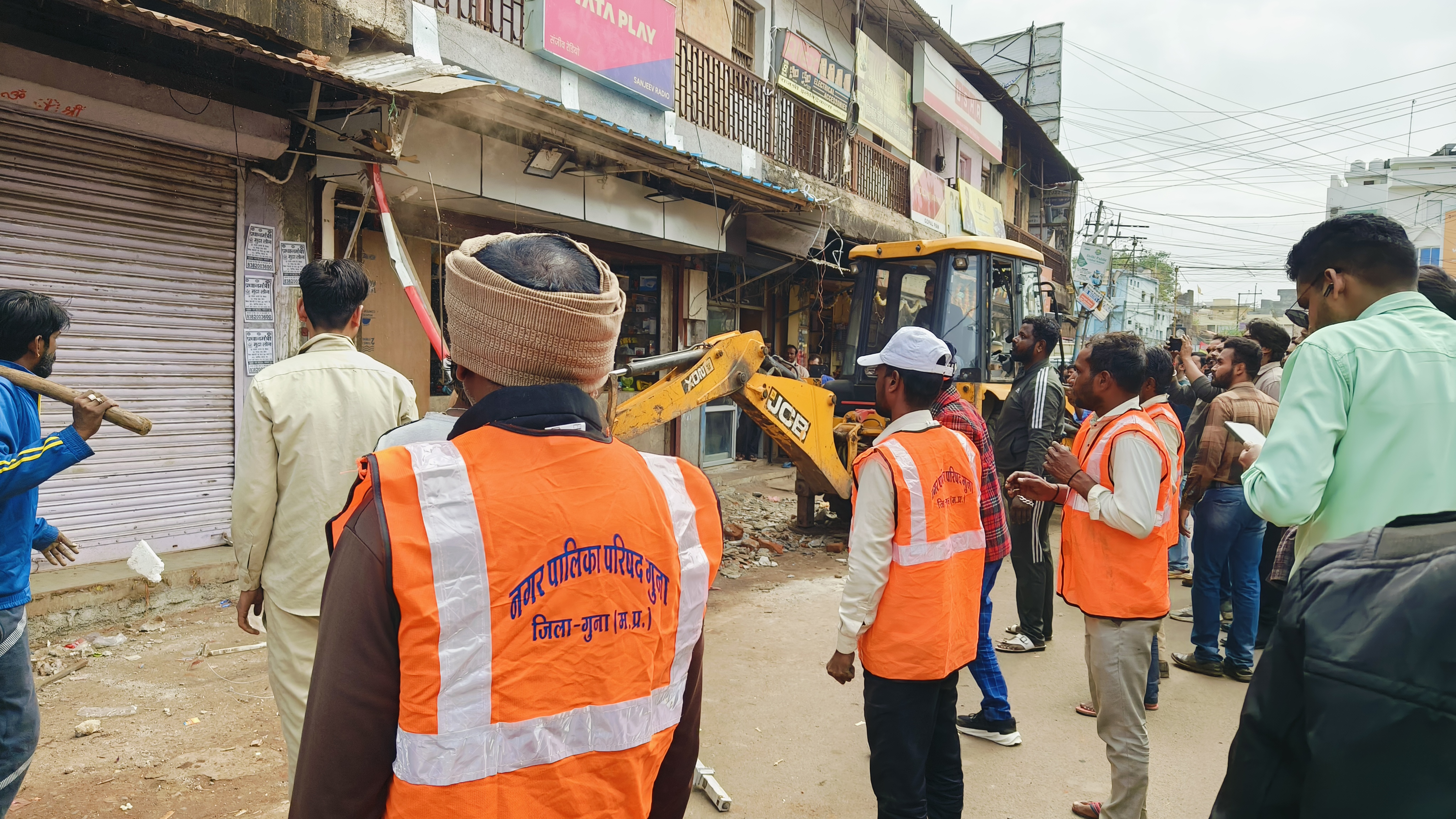 कब्जा हटाने के दौरान मौजूद नगरपालिका के कर्मचारी।