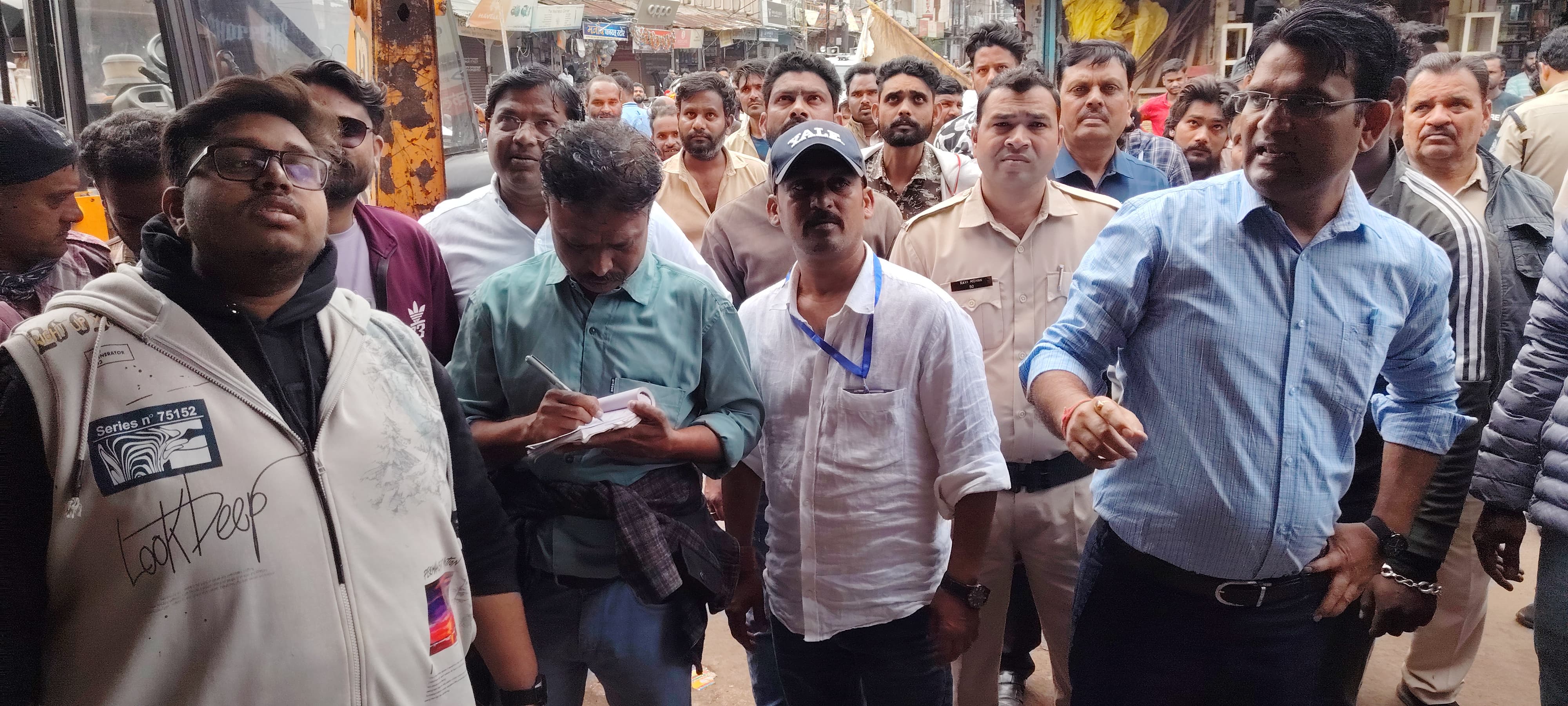 चालान की कार्रवाई करती नगरपालिका की टीम।