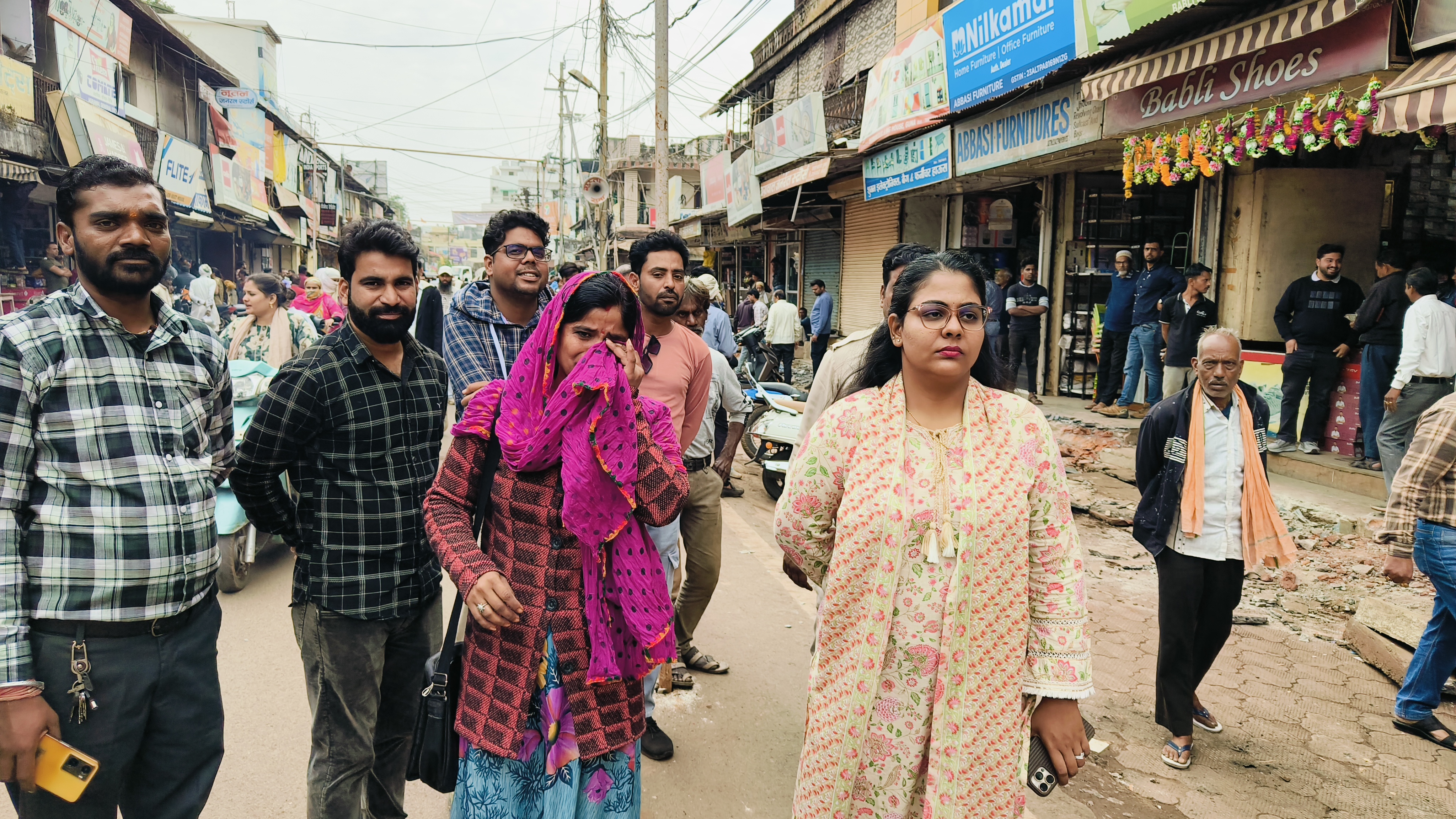 अतिक्रमण हटाया तो एक महिला दुकानदार रोते हुए दुकान न हटाने की गुहार लगाती रही।