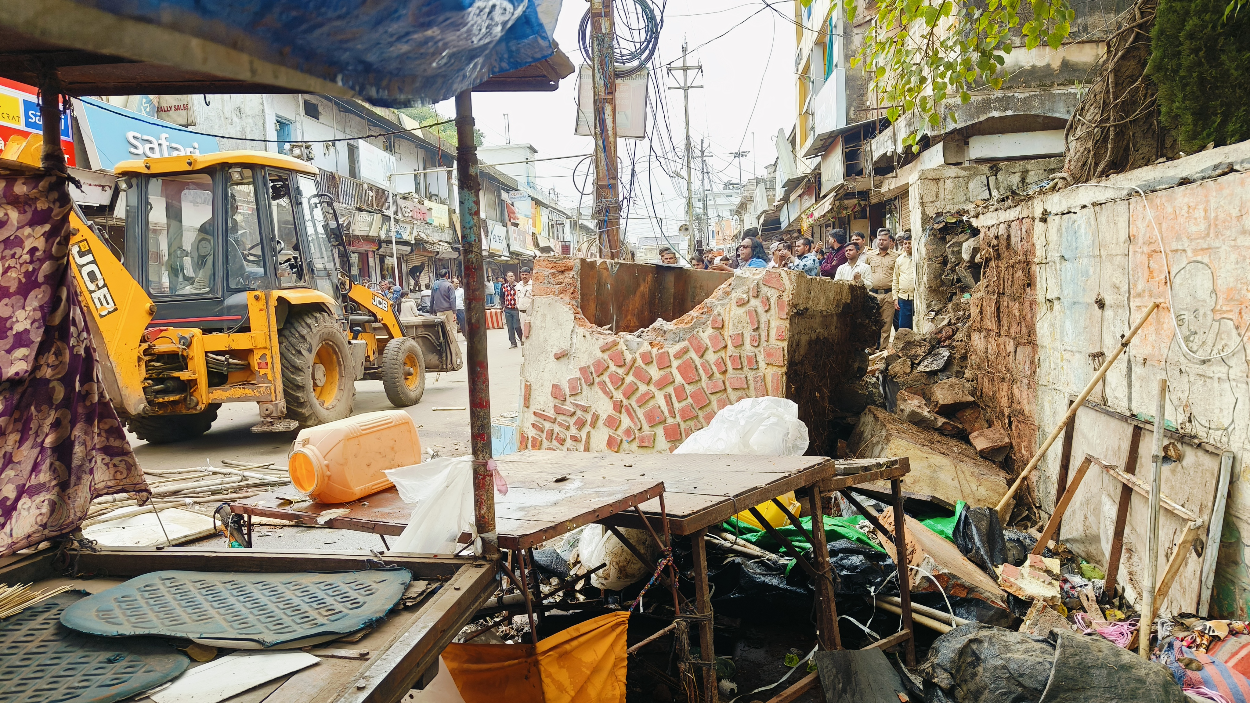कोतवाली के पास बने प्याऊ को तोड़ दिया गया।