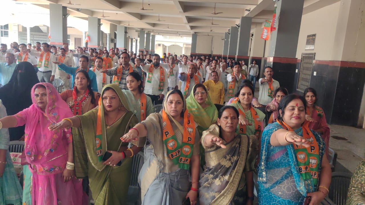 सीकर विधानसभा सम्मेलन में आत्मनिर्भर भारत का संकल्प लेते भाजपाई।