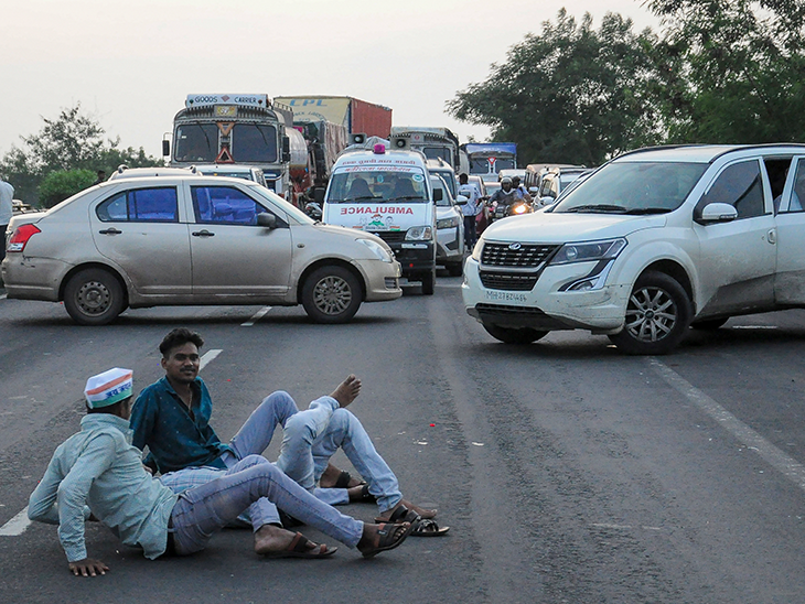 युवाओं ने तिरछी गाड़ियां लगाकर सड़क जाम किया जिसमें एंबुलेंस भी फंस गई।