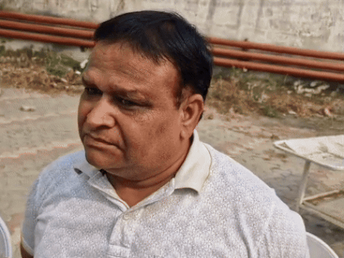 जानकारी देते मृतक के परिजन।