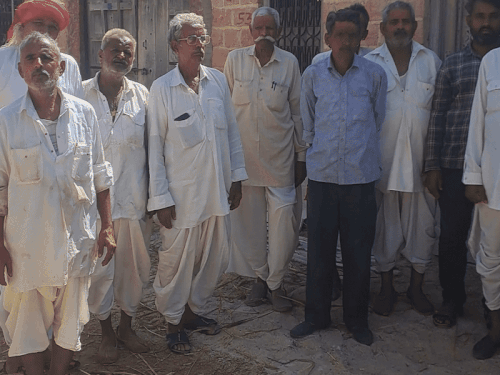 पाली जिले के रोहट क्षेत्र के किसानों ने 25 अक्टूबर को एसडीएम ऑफिस पहुंचकर फर्जी क्लेम उठाने की शिकायत दी है।