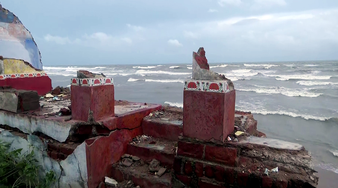 ओडिशा के गंजम के पोदमपेटा गांव में साइक्लोन मोन्था की वजह से समुद्र में लहरों से किनारे की प्रॉपर्टी को नुकसान हुआ।