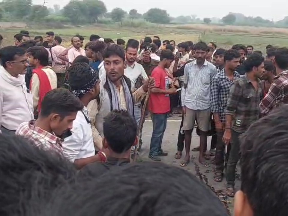 A young man was crushed by a trailer truck, died on the spot. | युवक को  ट्रेलर ने कुचला, मौके पर मौत: गुस्साए ग्रामीणों ने परिजनों संग फतेहपुर-बांदा  मार्ग किया जाम, पुलिस