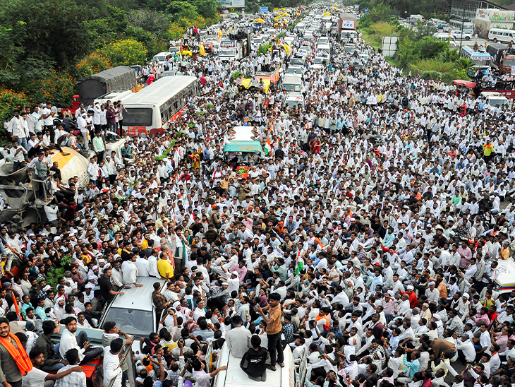 सड़क पर हजारों की संख्या में किसानों ने जाम लगाया। आने-जाने वाले वाहन भी फंस गए।
