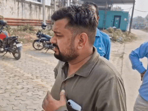 दिव्यांशु के बारे में जानकारी देते परिजन कमल।