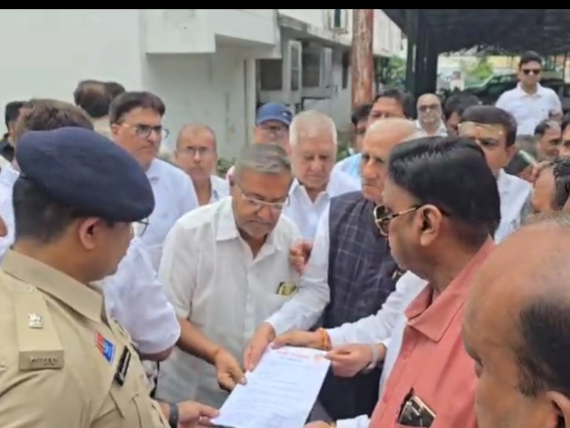 Anger of Aggarwal, Agrahari, Sindhi community on Amit Baghel | अग्रवाल, अग्रहरि, सिंधी समाज का अमित बघेल पर रोष: राजनांदगांव में गिरफ्तारी की मांग को लेकर एसपी कार्यालय में प्रदर्शन - Rajnandgaon News 2 2a6cda4e 9602 4804 aee7 ab92ebb10333 1761744479174