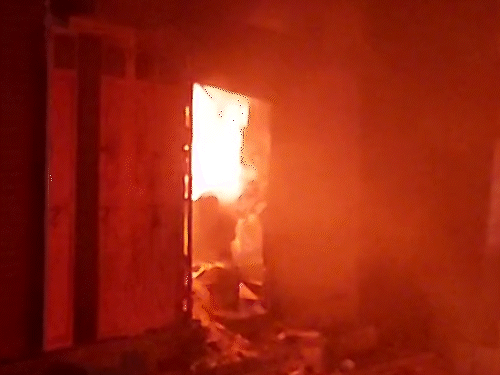 गलता गेट में तीन मंजिला आवासीय बिल्डिंग में नीचे सरकारी राशन की दुकान में आग लग गई।