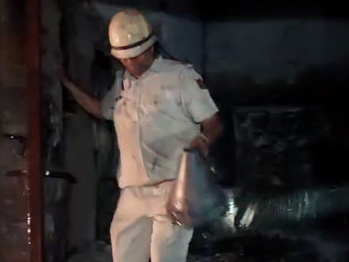 आग बुझने के बाद दुकान से सामान खाली किया गया।